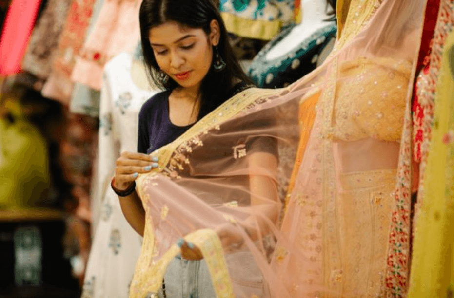 Exploring Traditional Fashion Through Modern Online Experiences